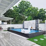 Desa Tebrau -- Poolside Paradise - 4Br4B - 12Pax By Cowidea