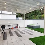 Desa Tebrau -- Poolside Paradise - 4Br4B - 12Pax By Cowidea
