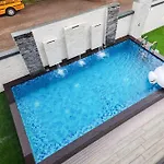 Desa Tebrau -- Poolside Paradise - 4Br4B - 12Pax By Cowidea