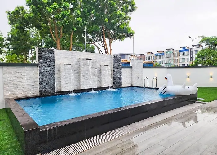 Desa Tebrau -- Poolside Paradise - 4Br4B - 12Pax By Cowidea