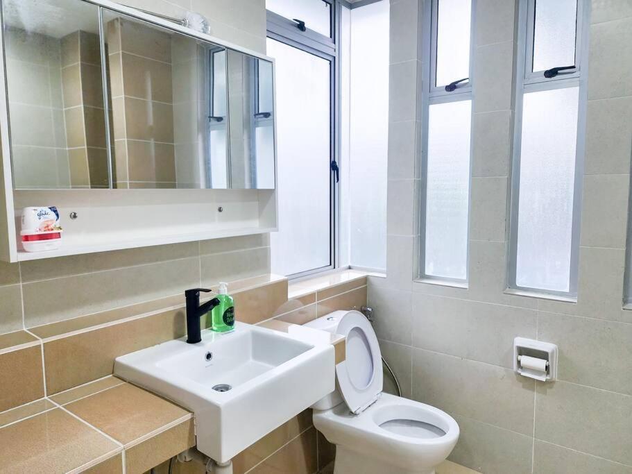 Desa Tebrau -- Poolside Paradise - 4br4b - 12pax By Cowidea *