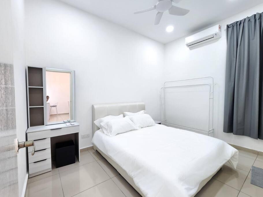 Desa Tebrau -- Poolside Paradise - 4br4b - 12pax By Cowidea *