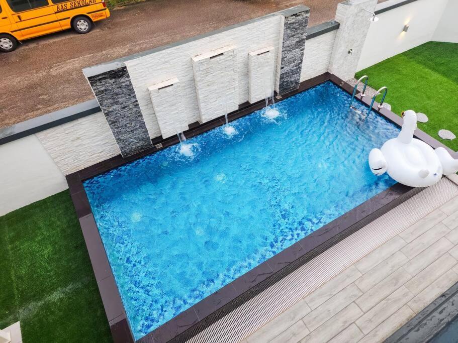 Desa Tebrau -- Poolside Paradise - 4br4b - 12pax By Cowidea