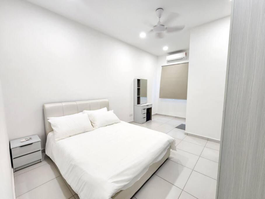 Desa Tebrau -- Poolside Paradise - 4br4b - 12pax By Cowidea Holiday home