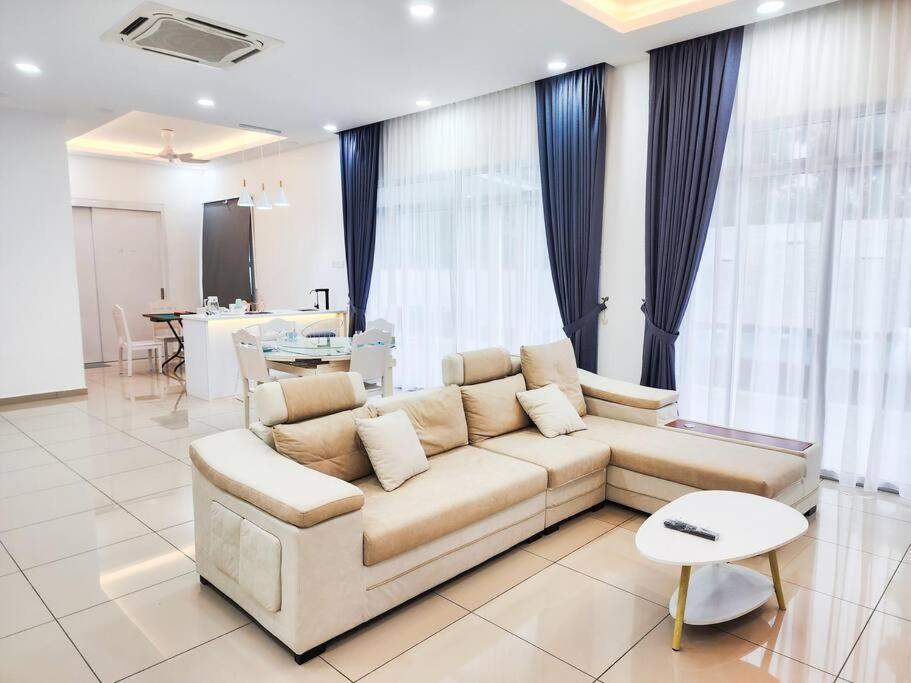 Holiday home Desa Tebrau -- Poolside Paradise - 4br4b - 12pax By Cowidea *