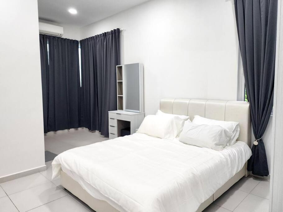 Desa Tebrau -- Poolside Paradise - 4br4b - 12pax By Cowidea Holiday home Johor Bahru