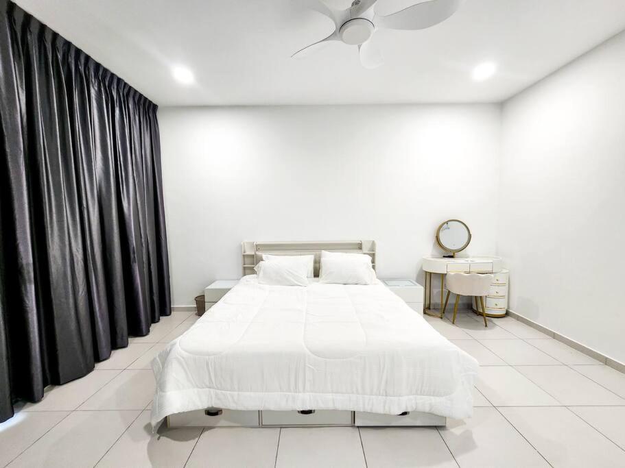 Holiday home Desa Tebrau -- Poolside Paradise - 4br4b - 12pax By Cowidea