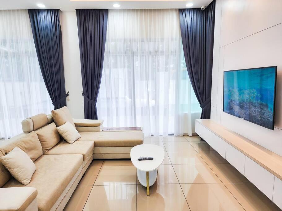 Desa Tebrau -- Poolside Paradise - 4br4b - 12pax By Cowidea *