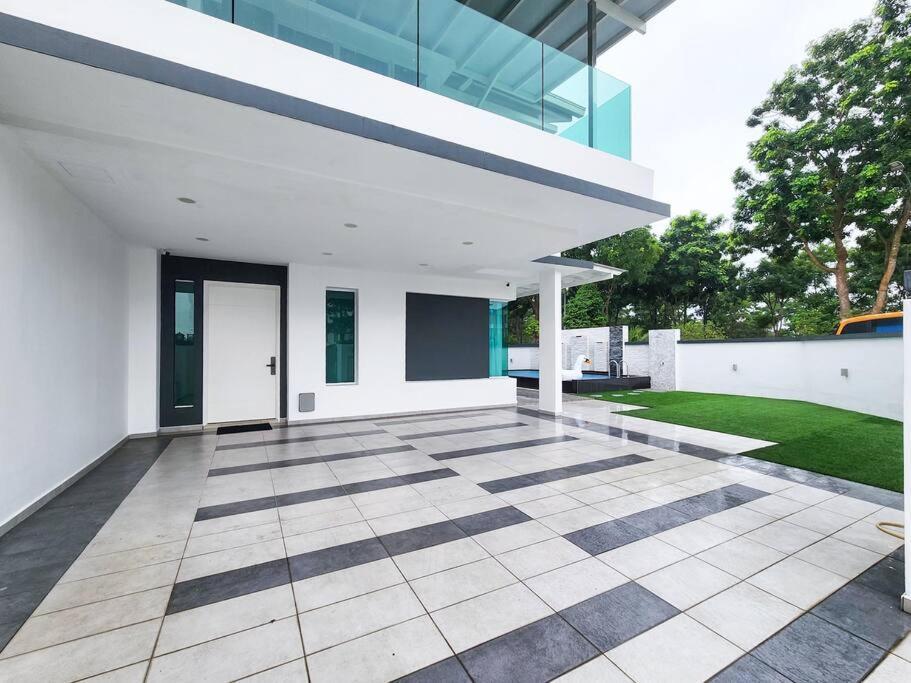 Holiday home Desa Tebrau -- Poolside Paradise - 4br4b - 12pax By Cowidea *