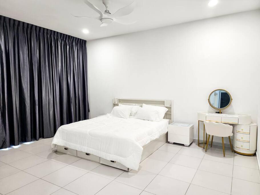 Holiday home Desa Tebrau -- Poolside Paradise - 4br4b - 12pax By Cowidea *