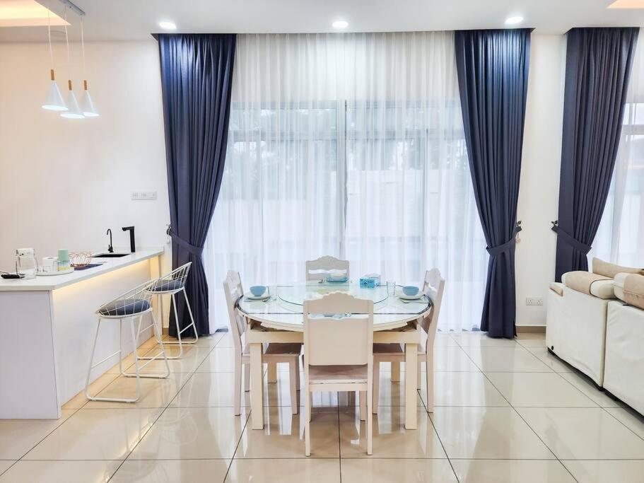 Desa Tebrau -- Poolside Paradise - 4br4b - 12pax By Cowidea Holiday home