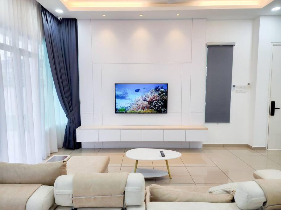 Desa Tebrau -- Poolside Paradise - 4br4b - 12pax By Cowidea *
