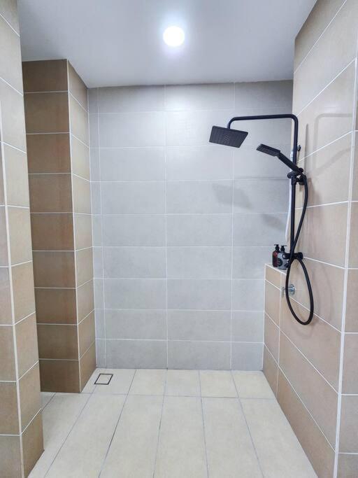 Desa Tebrau -- Poolside Paradise - 4br4b - 12pax By Cowidea * Johor Bahru