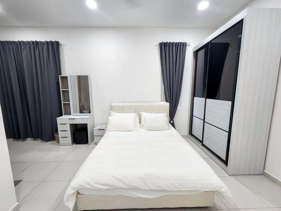 Desa Tebrau -- Poolside Paradise - 4br4b - 12pax By Cowidea Holiday home *