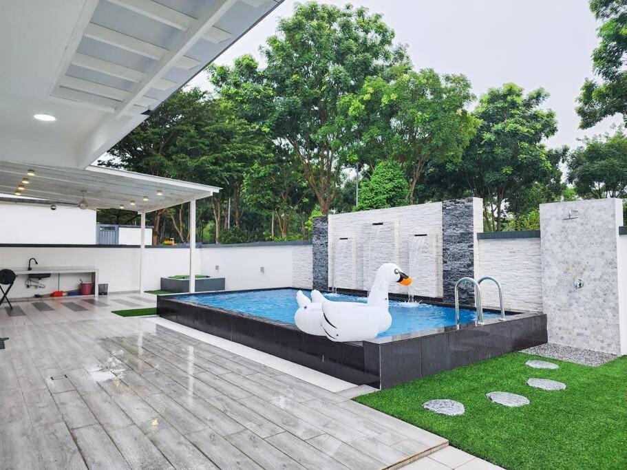 Desa Tebrau -- Poolside Paradise - 4br4b - 12pax By Cowidea Rumah percutian *